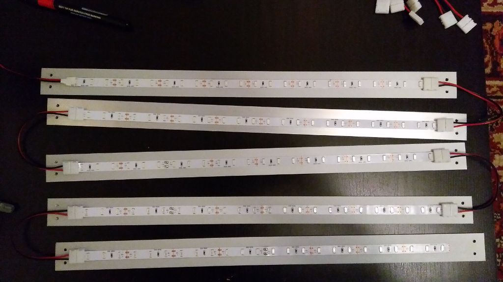 Алюминиевые полосы со светодиодными лентами